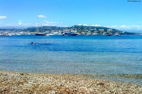 Fond ecran paysage avec eau et sable fin