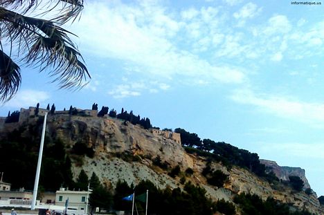 Fond ecran falaise avec ciel bleu et arbre